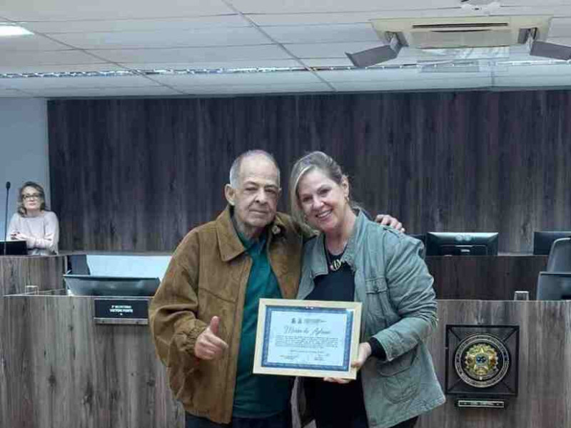 
Para a vereadora Ci&ccedil;a M&uuml;ller, a homenagem a Carlos Spinelli representa o reconhecimento a uma vida dedicada &agrave; comunica&ccedil;&atilde;o e ao servi&ccedil;o p&uacute;blico da informa&ccedil;&atilde;o.