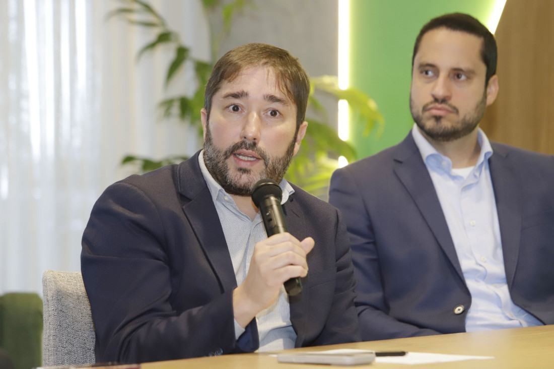 Na foto, Gustavo Freitas, diretor executivo de Crédito e Segmentos do Sicredi (esquerda) e Vitor Moraes, superintendente de Agronegócio do Sicredi, durante a coletiva de lançamento do Plano Safra. 