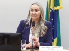 " &Eacute; uma medida respons&aacute;vel, que qualifica o trabalho das equipes multiprofissionais e beneficia diretamente estudantes, professores e fam&iacute;lias", observa a parlamentar