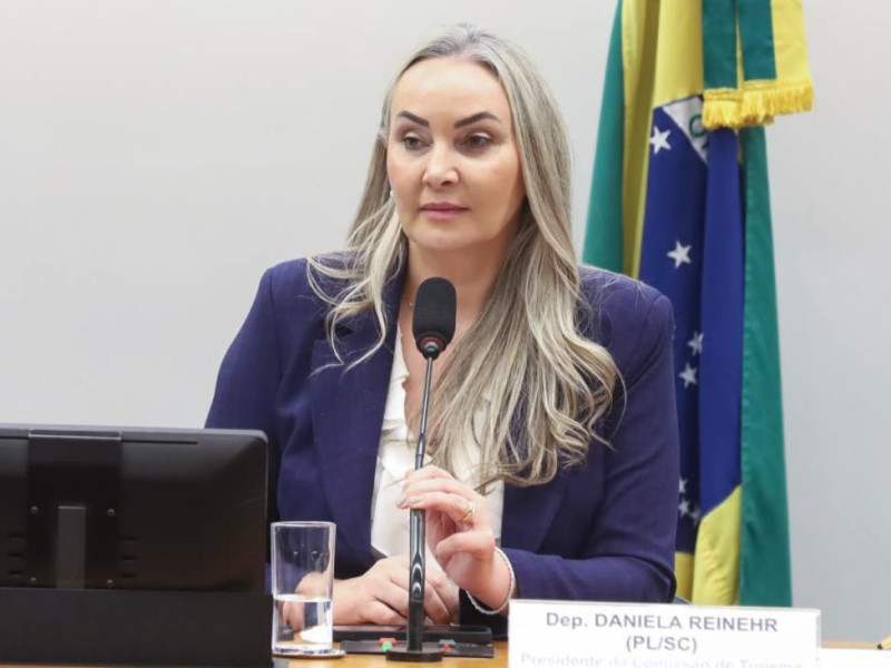 " &Eacute; uma medida respons&aacute;vel, que qualifica o trabalho das equipes multiprofissionais e beneficia diretamente estudantes, professores e fam&iacute;lias", observa a parlamentar
