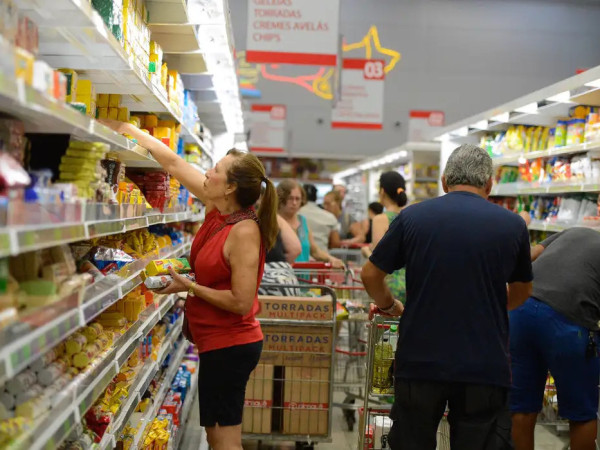 Cesta b&aacute;sica fica mais cara em 17 capitais brasileiras em junho