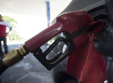 Com nova alta mundial do petr&oacute;leo, governo mant&eacute;m desconto na gasolina