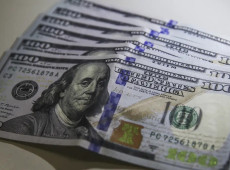 D&oacute;lar cai ao menor n&iacute;vel em tr&ecirc;s semanas; bolsa sobe 1,22%