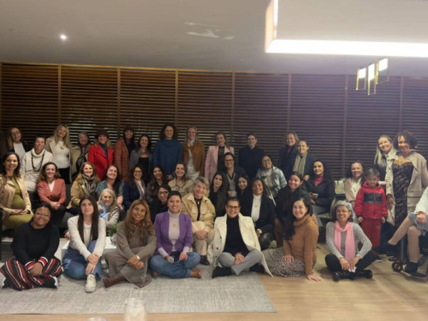 Empres&aacute;rias, profissionais liberais, representantes de entidades e lideran&ccedil;as de diferentes &aacute;reas compartilharam experi&ecirc;ncias e defenderam a necessidade de ampliar a participa&ccedil;&atilde;o feminina