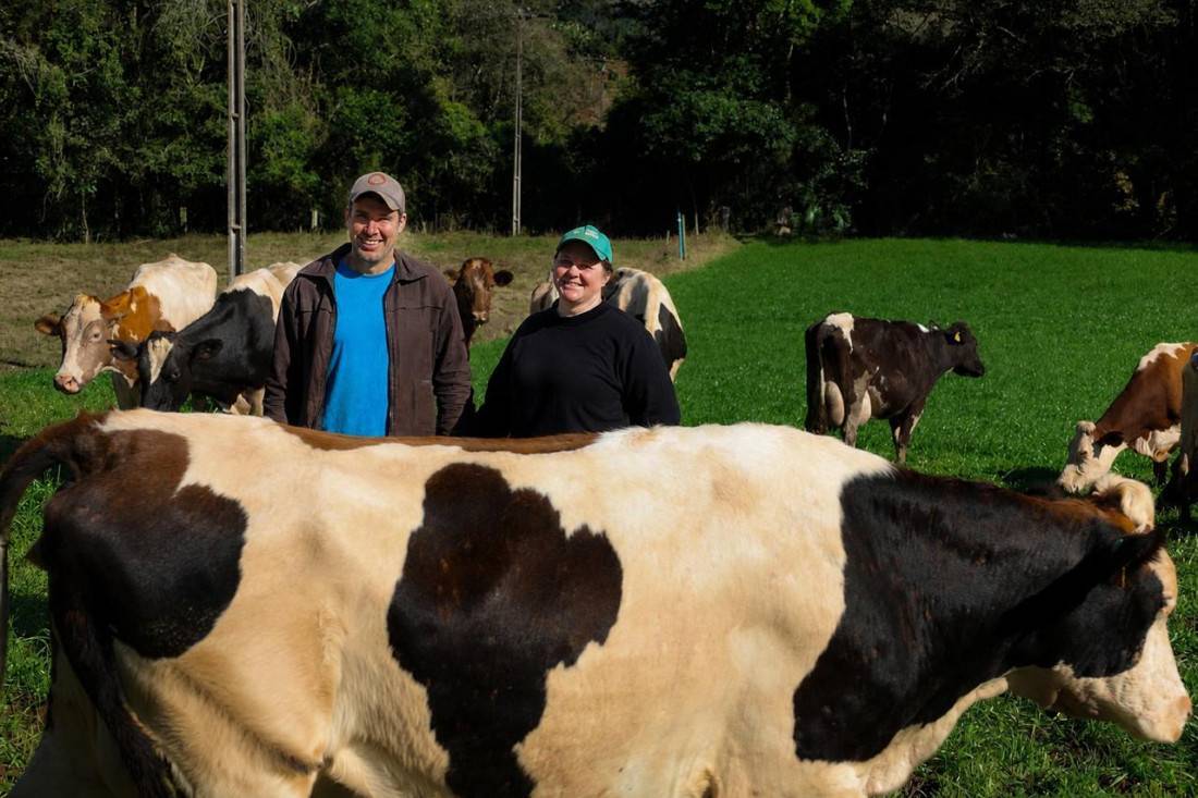 Casal Jonas e Eloide Hartmann, de Seara, comemoram o aumento da produtividade e a melhora de vida