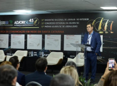 O presidente da Adjori SC e da Adjori Brasil abriu os trabalhos e chamou para a extensa programa&ccedil;&atilde;o destinada a promover debates sobre os desafios e as oportunidades do setor diante das transforma&ccedil;&otilde;es digitais, das novas formas de consumo de not&iacute;cias e da necessidade de fortalecer a rela&ccedil;&atilde;o entre ve&iacute;culos de comunica&ccedil;&atilde;o e suas comunidades.