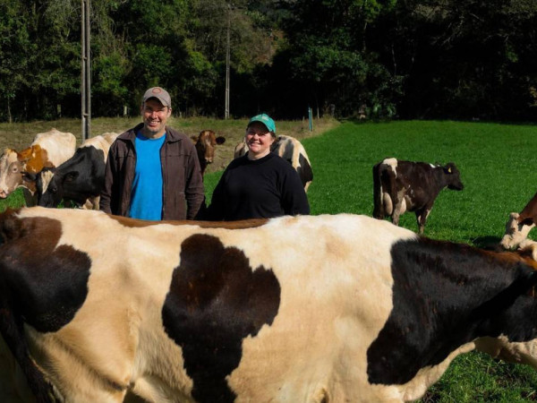 Casal Jonas e Eloide Hartmann, de Seara, comemoram o aumento da produtividade e a melhora de vida