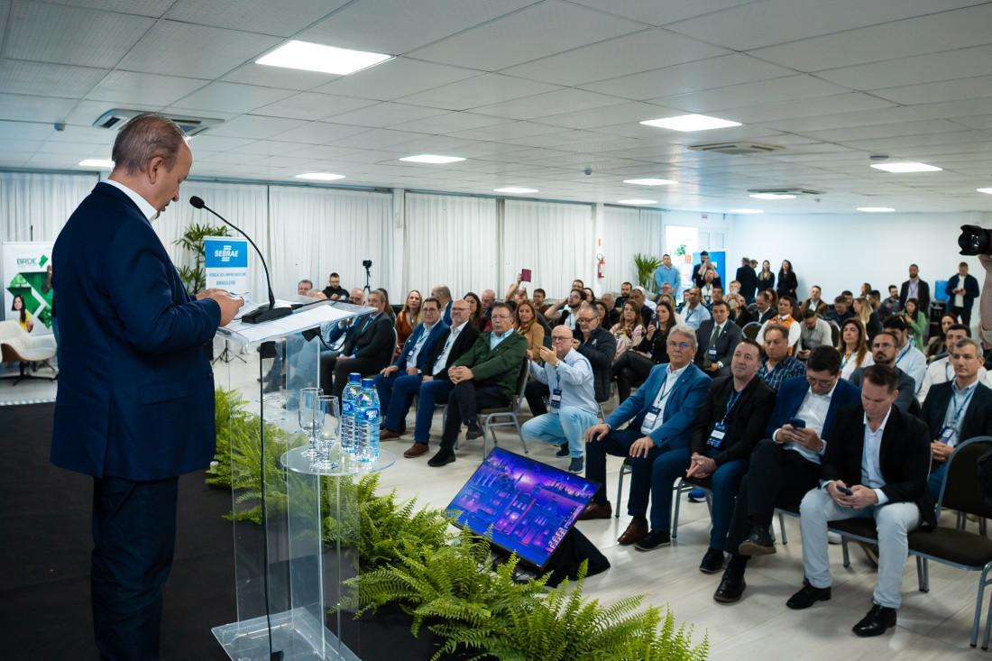 O governador Jorginho Mello ressaltou a importância da imprensa do interior na abertura do evento de 2025