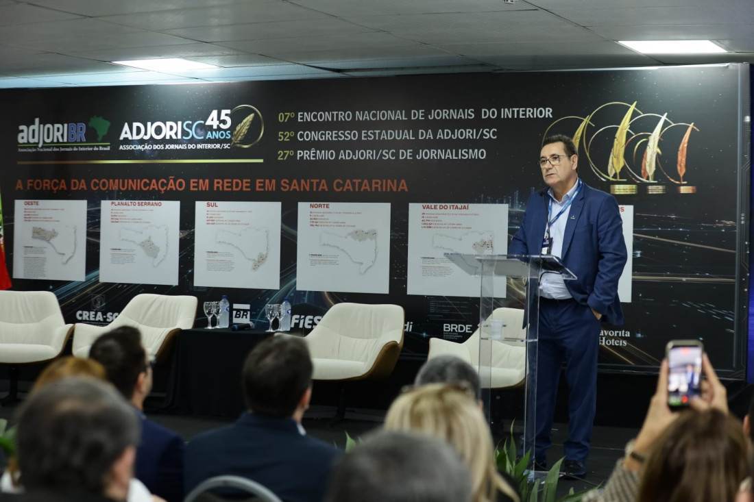 O presidente da Adjori SC e da Adjori Brasil abriu os trabalhos e chamou para a extensa programação destinada a promover debates sobre os desafios e as oportunidades do setor diante das transformações digitais, das novas formas de consumo de notícias e da necessidade de fortalecer a relação entre veículos de comunicação e suas comunidades.