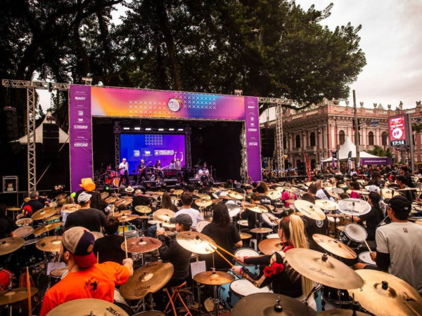 Na edi&ccedil;&atilde;o mais recente, realizada em 2025, em Florian&oacute;polis, mais de 300 bateristas de diferentes estados brasileiros dividiram o palco