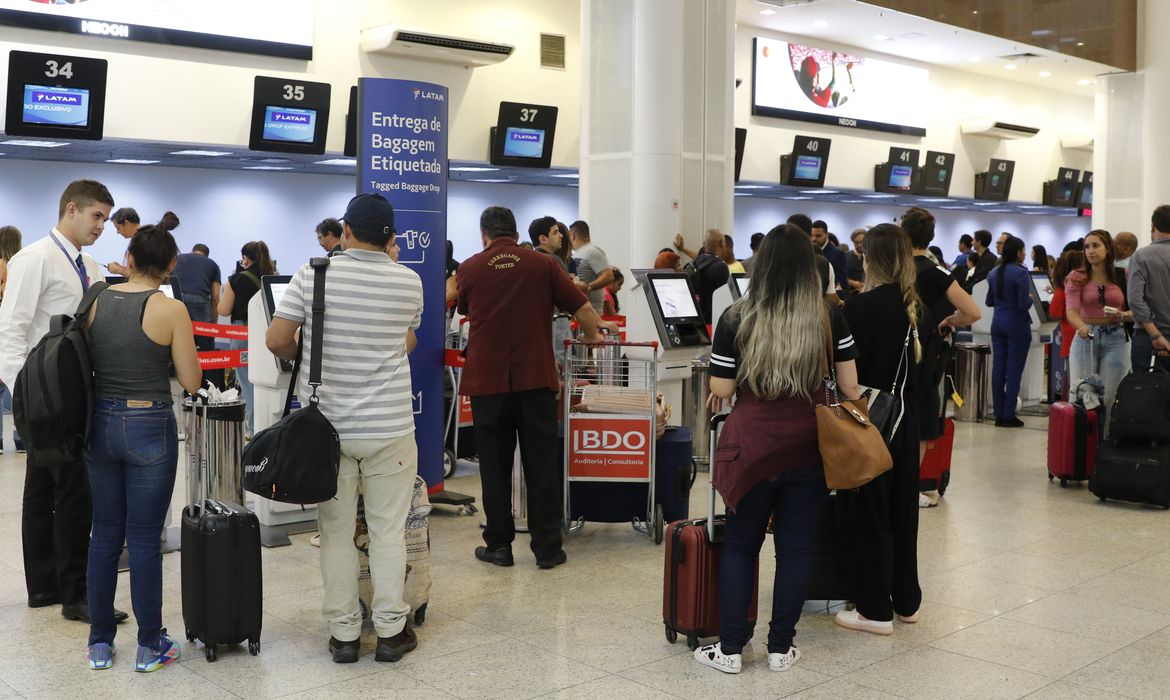 Setor de serviços cai 0,4% em maio por recuo na área de transportes