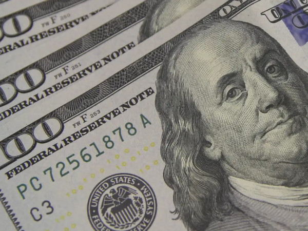 D&oacute;lar encosta em R$ 5,10 com tarifa&ccedil;o e tens&atilde;o global