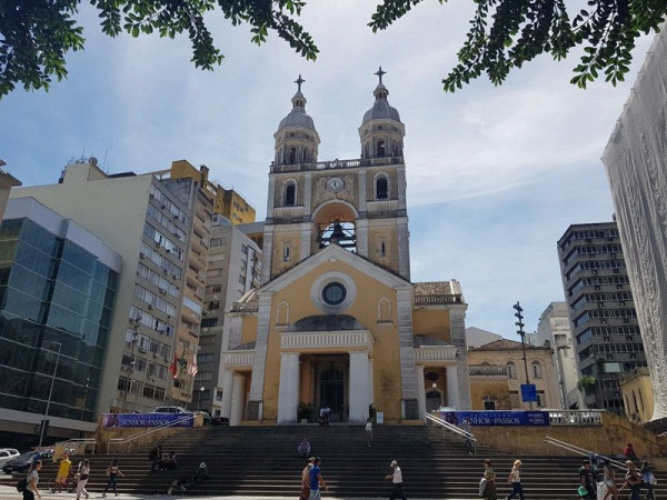  Das 8h &agrave;s 12h, a Pra&ccedil;a XV de Novembro, em frente &agrave; Catedral Metropolitana