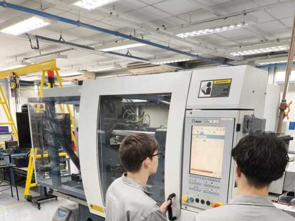 iniciativa desenvolvida em parceria entre FIESC, SIMPESC e SINDPLAS para ampliar a qualifica&ccedil;&atilde;o profissional e fortalecer a forma&ccedil;&atilde;o de m&atilde;o de obra para a ind&uacute;stria.