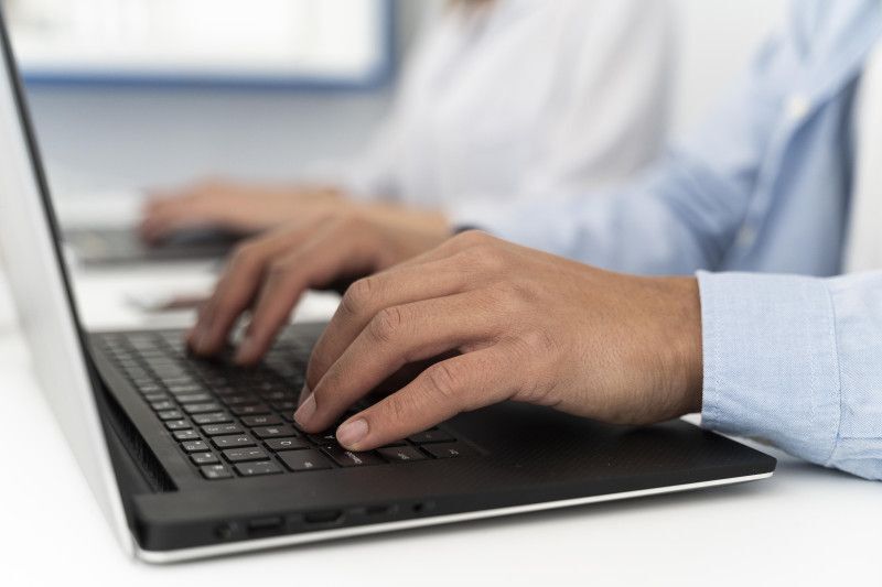 A criação de programas voltados à contratação de pessoas neurodivergentes têm ampliado o acesso ao mercado de trabalho.