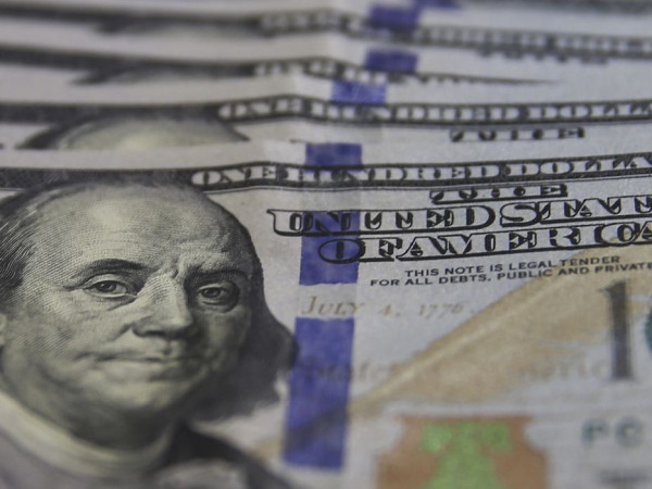 D&oacute;lar cai ao menor valor desde junho com alta do petr&oacute;leo