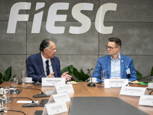 Presidente da FIESC, Gilberto Seleme, e secret&aacute;rio da Fazenda, Cleverson Siewert. 