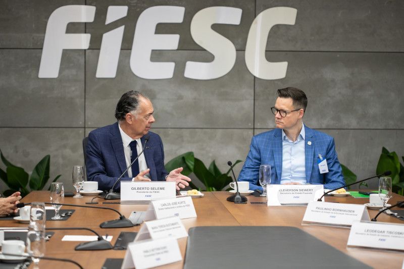 Presidente da FIESC, Gilberto Seleme, e secretário da Fazenda, Cleverson Siewert. 