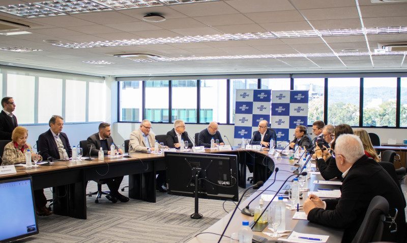Representantes da Fiesc, Fecomércio-SC, Faesc, Fetrancesc, Facisc, FCDL/SC, Fampesc e Sebrae-SC participaram da reunião do COFEM, realizada na sede do Sebrae-SC, em Florianópolis.
