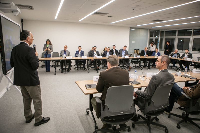 Com a participação do presidente da FIESC, Gilberto Seleme, evento reuniu representantes de 16 empresas catarinenses para debater os desafios da alta gestão