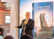 O lan&ccedil;amento &eacute; realizado em parceria com a Academia de Letras do Brasil &ndash; Seccional de Laguna (ALBSC) e a Funda&ccedil;&atilde;o Lagunense de Cultura (FLC). 