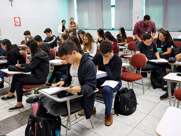 Proposta aprovada no Senado abrange ensinos fundamental e m&eacute;dio.