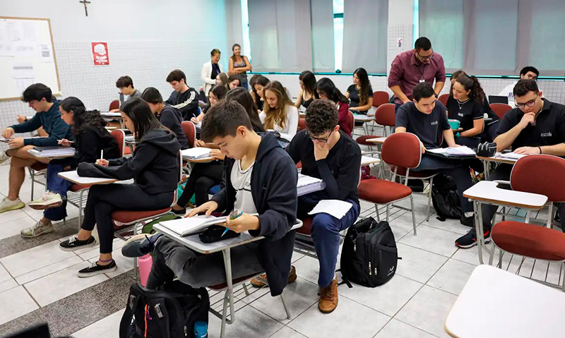 Proposta aprovada no Senado abrange ensinos fundamental e médio.
