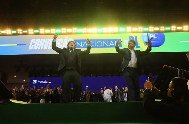 Javier Milei manifestou apoio à candidatura de Flávio Bolsonaro e lamentou ter sido impedido de visitar Jair Bolsonaro.