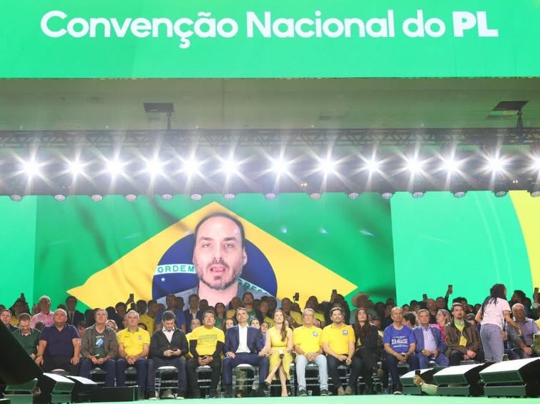 Carlos Bolsonaro (PL), que disputa vaga ao Senado por SC, enviou v&iacute;deo que emocionou o irm&atilde;o Fl&aacute;vio