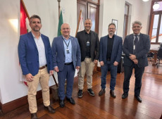 Participaram da reuni&atilde;o o presidente do CREA-SC, Eng. Kita Xavier; o coordenador-adjunto do Grupo de Trabalho, Eng. Kirmair Rold&atilde;o de Souza; o especialista Ge&oacute;grafo Eduardo Bastos Moreira Lima; e a assessora da presid&ecirc;ncia, Jorn. Jana&iacute;na Laurindo. 