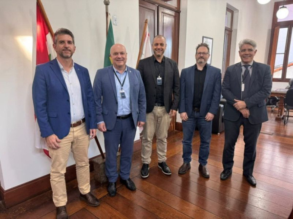 Participaram da reuni&atilde;o o presidente do CREA-SC, Eng. Kita Xavier; o coordenador-adjunto do Grupo de Trabalho, Eng. Kirmair Rold&atilde;o de Souza; o especialista Ge&oacute;grafo Eduardo Bastos Moreira Lima; e a assessora da presid&ecirc;ncia, Jorn. Jana&iacute;na Laurindo. 