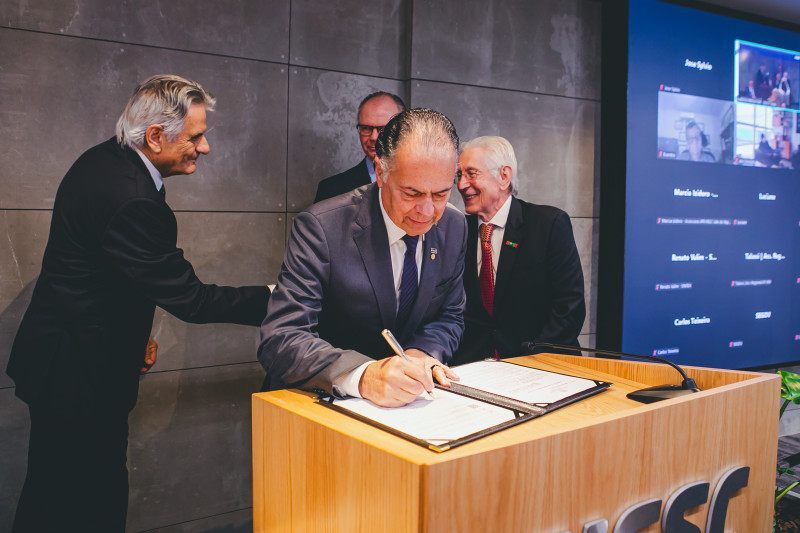 Presidente da FIESC, Gilberto Seleme, assina parceria com TJSC. 