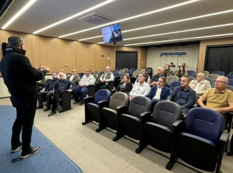Presidente da Fetrancesc, Dagnor Schneider, recebe a equipe da Arteris Litoral Sul, representada pelo diretor de operações, Cesar Sass, e pelo gerente técnico regional Sul, Marcos Dutra, para discutir uma proposta de pacote de obras voltado à BR-101 Norte.