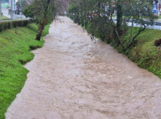 Com equipes em campo, Prefeitura intensifica monitoramento das &aacute;reas mais suscet&iacute;veis aos temporais.