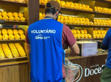 Mais de 40 colaboradores e volunt&aacute;rios do Sesc Mesa Brasil de Blumenau atuaram no recolhimento, na triagem e na distribui&ccedil;&atilde;o dos produtos.