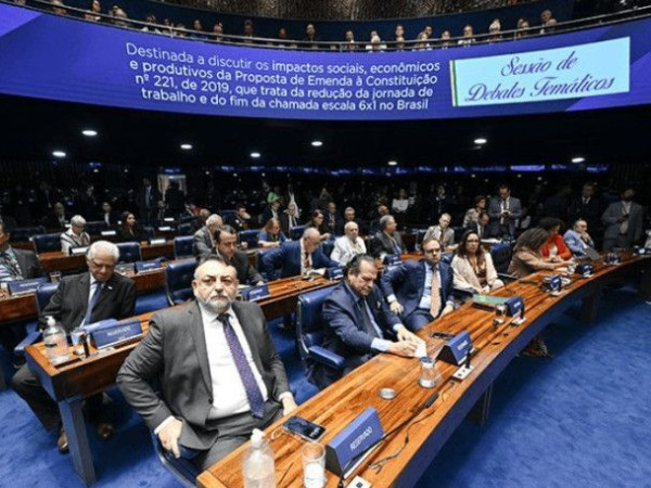 Al&eacute;m de acabar coma escala 6&times;1, a proposta reduz a jornada de trabalho de 44 para 40 horas semanais, sem redu&ccedil;&atilde;o de sal&aacute;rios.