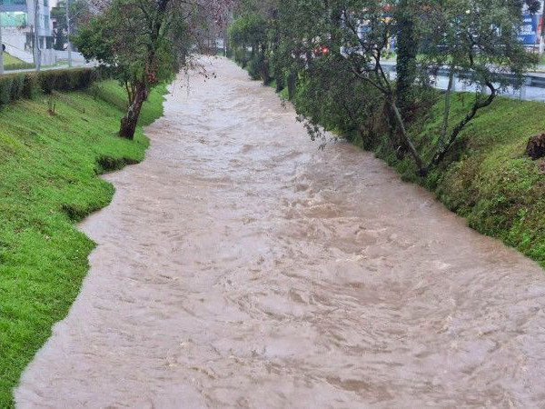 Com equipes em campo, Prefeitura intensifica monitoramento das &aacute;reas mais suscet&iacute;veis aos temporais.
