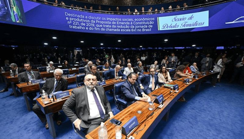Além de acabar coma escala 6×1, a proposta reduz a jornada de trabalho de 44 para 40 horas semanais, sem redução de salários.