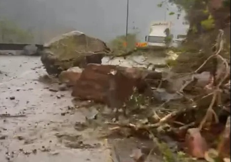 Rochas, terra e galhos bloquearam os dois sentidos da SC-390 após as fortes chuvas em Bom Jardim da Serra. 