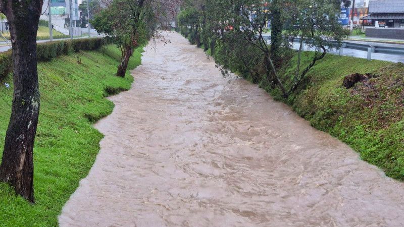 Com equipes em campo, Prefeitura intensifica monitoramento das áreas mais suscetíveis aos temporais.