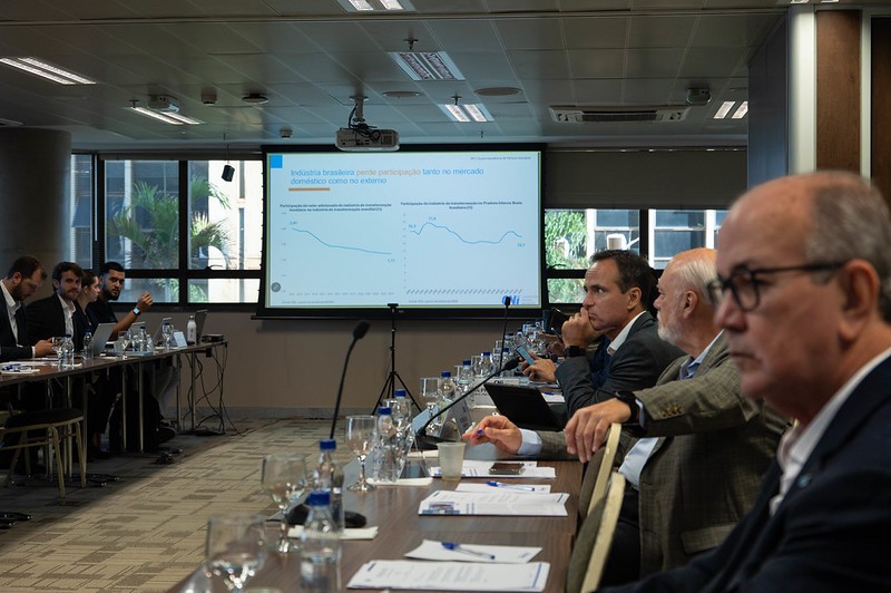 O combate ao Custo Brasil é uma das principais pautas da CNI quando o assunto é competitividade e fortalecimento da base produtiva do país. 