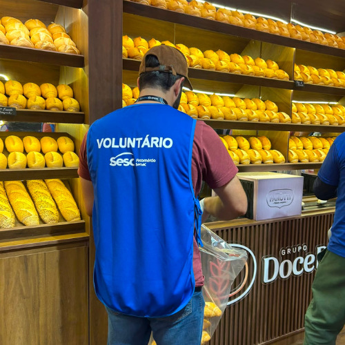 Mais de 40 colaboradores e volunt&aacute;rios do Sesc Mesa Brasil de Blumenau atuaram no recolhimento, na triagem e na distribui&ccedil;&atilde;o dos produtos.