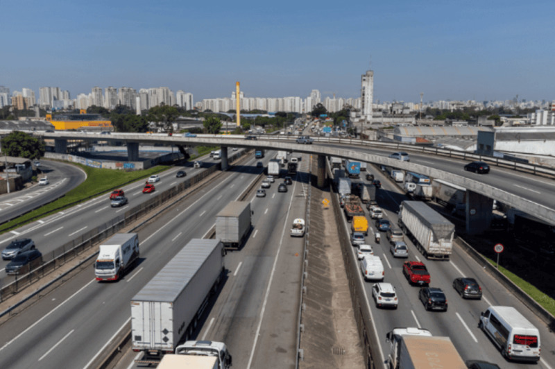 O fortalecimento do transporte e da logística é condição indispensável para aumentar a competitividade da economia, reduzir o custo Brasil e impulsionar o desenvolvimento sustentável do país.
