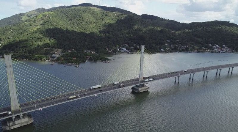 O tráfego segue liberado em uma faixa por sentido e a velocidade máxima permitida sobre a estrutura permanece limitada a 50 km/h.