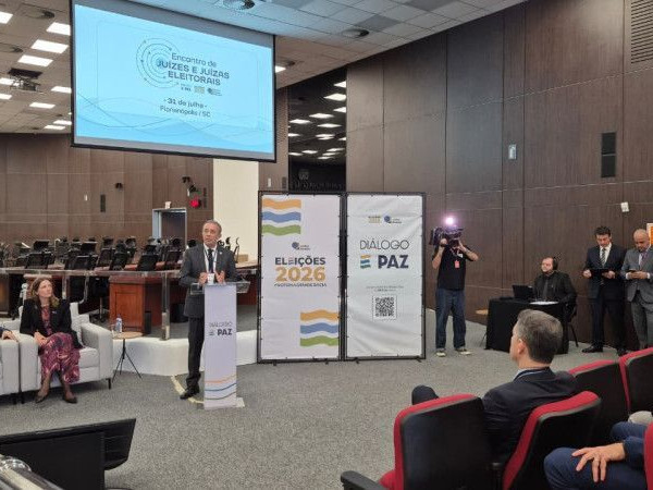 O presidente do TRE-SC, desembargador Carlos Roberto da Silva, abriu o encontro 