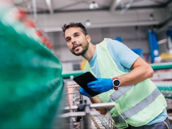 O &iacute;ndice de desempenho da pequena ind&uacute;stria &eacute; calculado a partir de tr&ecirc;s vari&aacute;veis: volume de produ&ccedil;&atilde;o; utiliza&ccedil;&atilde;o da capacidade instalada efetiva em rela&ccedil;&atilde;o ao usual; e evolu&ccedil;&atilde;o do n&uacute;mero de empregados.