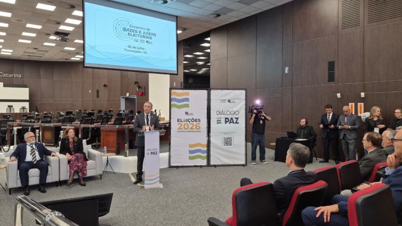 O presidente do TRE-SC, desembargador Carlos Roberto da Silva, abriu o encontro 