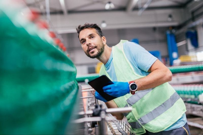 O índice de desempenho da pequena indústria é calculado a partir de três variáveis: volume de produção; utilização da capacidade instalada efetiva em relação ao usual; e evolução do número de empregados.
