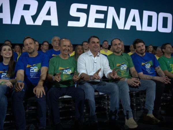 A conven&ccedil;&atilde;o contou com a presen&ccedil;a do senador Fl&aacute;vio Bolsonaro, candidato do PL &agrave; Presid&ecirc;ncia da Rep&uacute;blica.