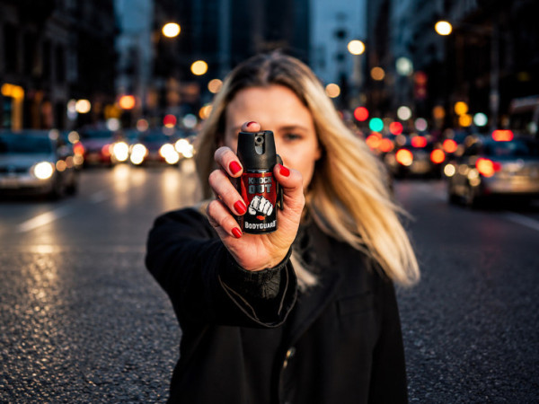 Spray de pimenta passa a ser permitido para defesa pessoal de mulheres, conforme a Lei n&ordm; 15.474/2026.